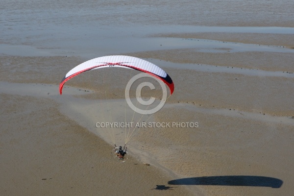 Ulm paramoteur volant à basse altitude au dessus de la plage Ulm paramoteur volant à basse altitude au dessus de la plage
